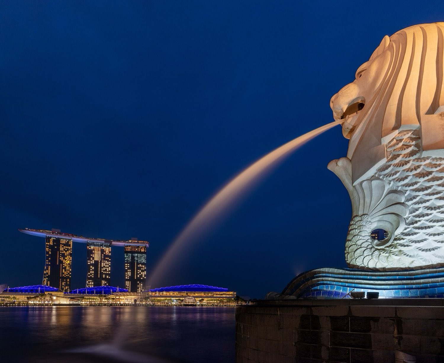 Toàn cảnh Marina Bay Singapore về đêm với Marina Bay Sands rực sáng
