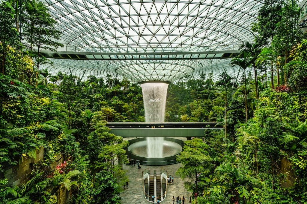 du lich singapore voi tre nho - Thac nuoc Rain Vortex trong Jewel Changi