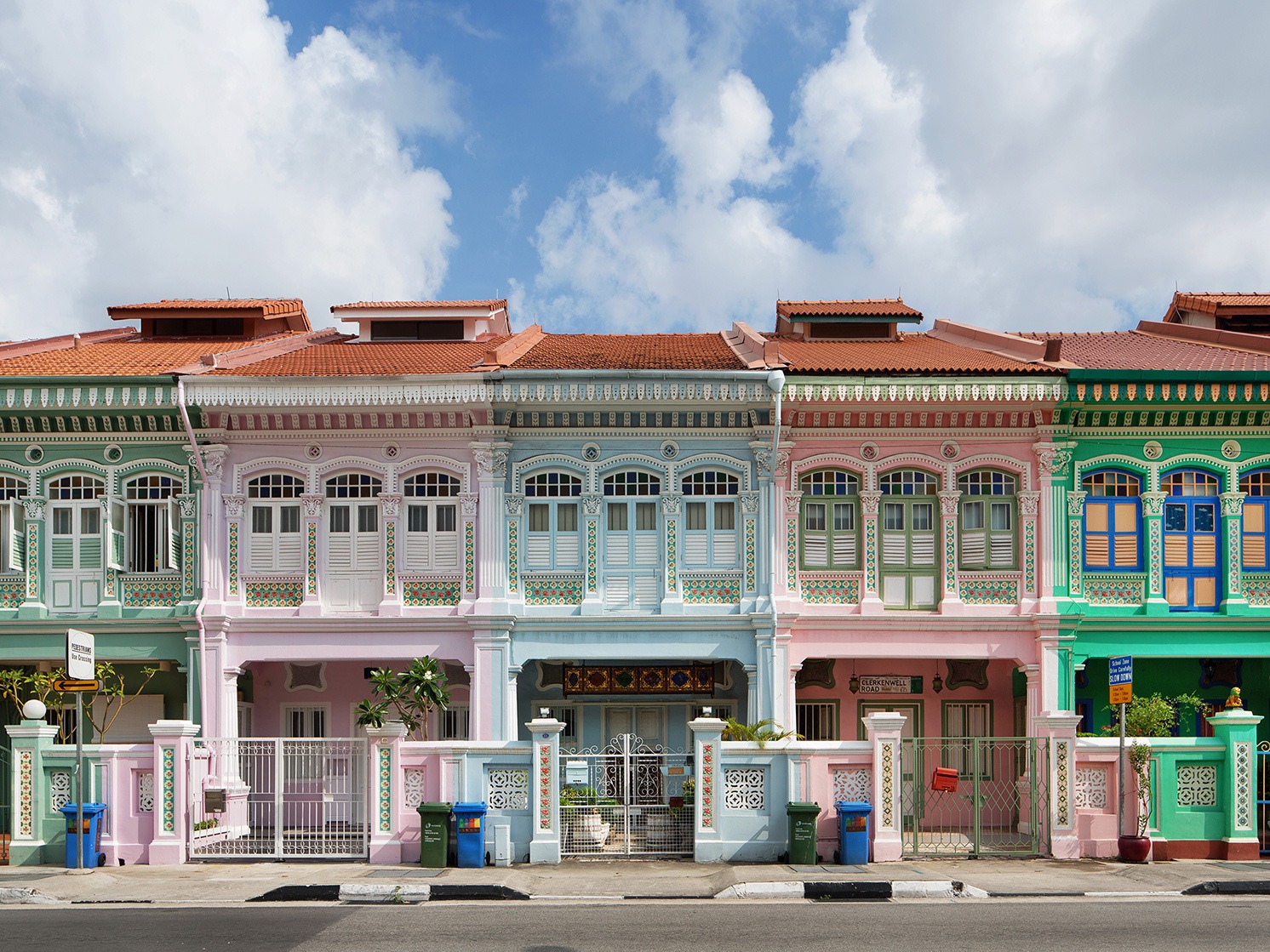 an gi o singapore cho tre em - Day nha shophouse nhieu mau o Singapore