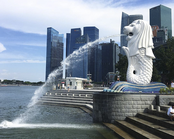 cho con di nuoc ngoai lan dau - Tuong Merlion bieu tuong Singapore