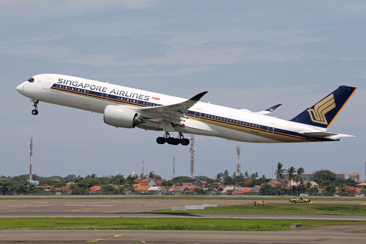 jewel changi cho gia đình - Máy bay Singapore Airlines cất cánh