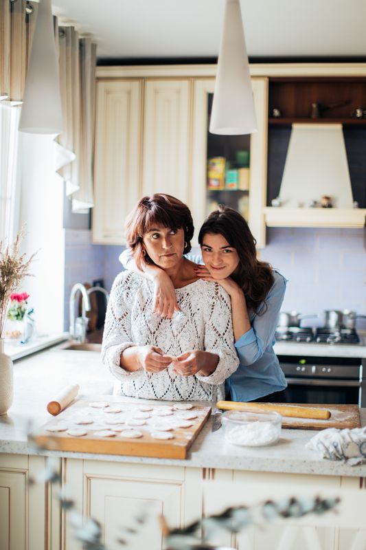 giữ con khỏe khi đi singapore - Mẹ và con gái cùng nhau trong bếp