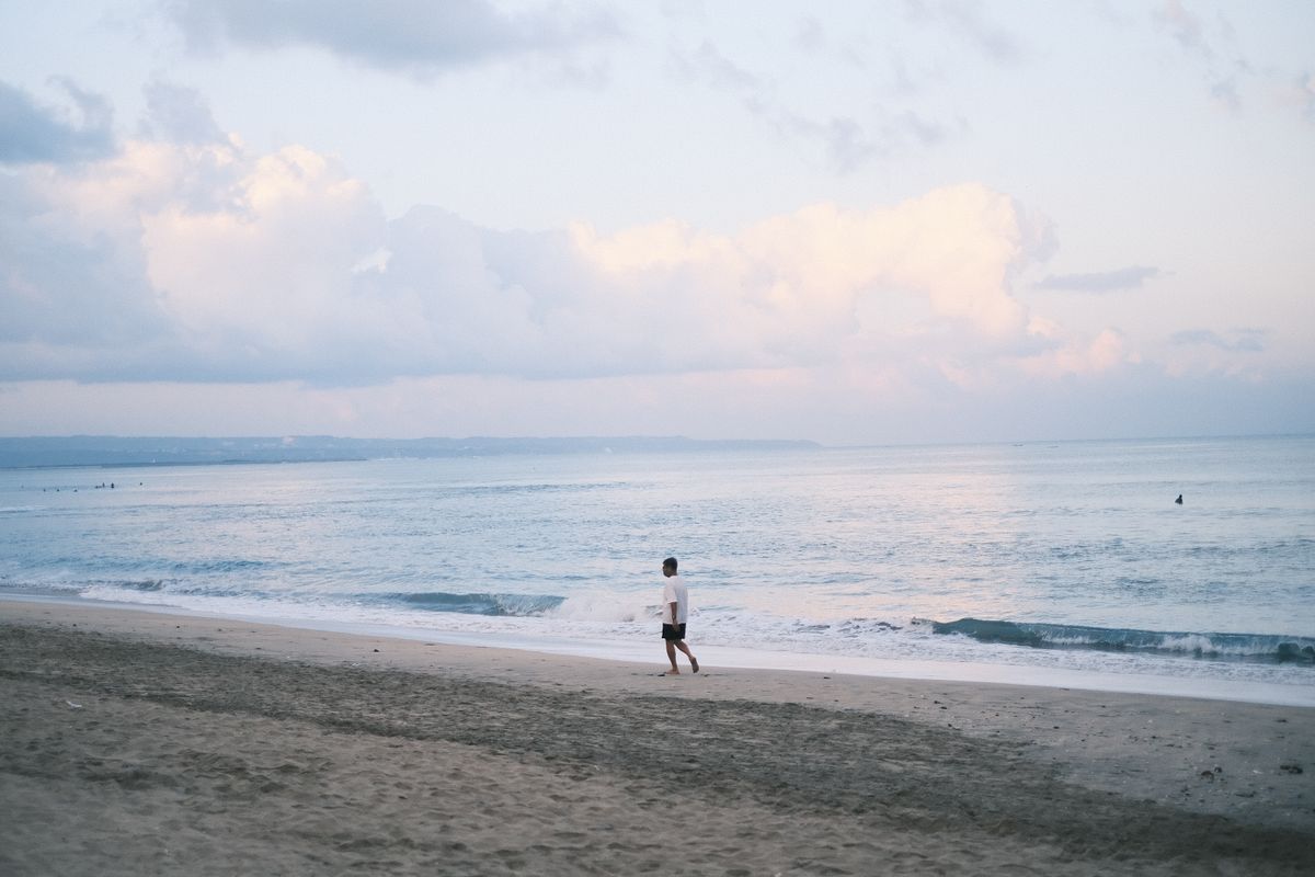 sentosa cho gia đình có con nhỏ – em bé chơi trên bãi biển lúc hoàng hôn