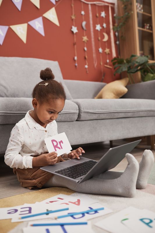 du lịch singapore với con tuổi teen – bạn trẻ ngồi lên kế hoạch chuyến đi bằng laptop