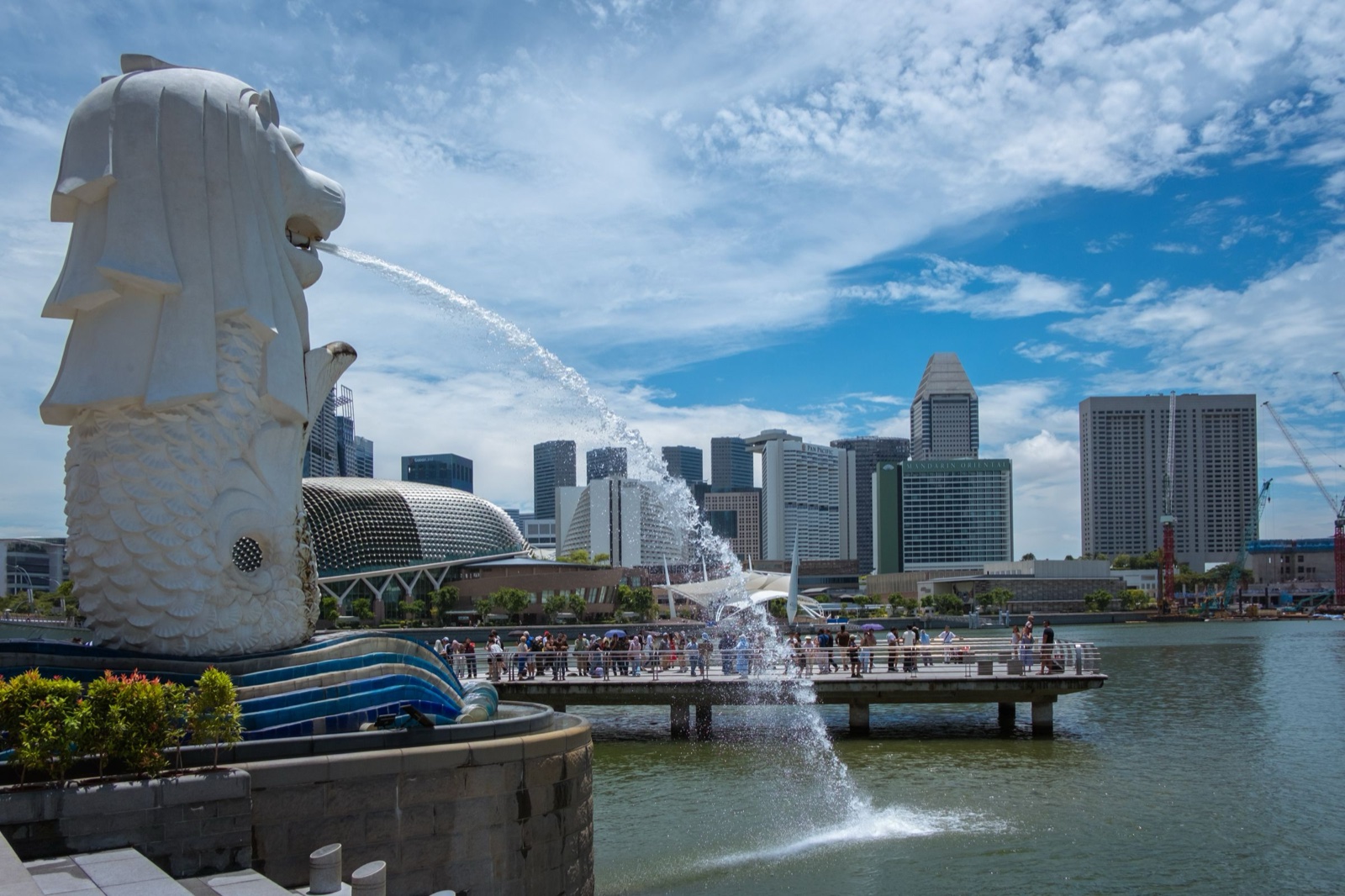 tượng Merlion và đường chân trời Singapore